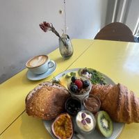 Brunch 🫰🏻 tellerim olmasa o ekmeği katır kutur yirdim  at Kaf in Copenhagen
