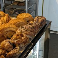 Vespe e dolci. Volevamo provare i dolci vegani ma non volevamo disturbare lo sciame di vespe che banchettava indisturbato su tutto il cibo. Ci ha disgustato abbastanza la cosa at Kaf in Copenhagen