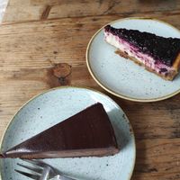 Torta al cioccolato e NY cake (8€ l'una, non buone) at Kaf in Copenhagen