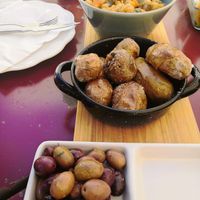 Aceitunas, patatas asadas y garbanzos con verduras at Maria Portuguesa Tapas in Coimbra