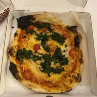 Vegane Pizza mit Spinat, cherrytomaten, veganem Mozzarella und veganem reibekäse  at Fransesca & Fratelli Pizza - Hannover City in Hannover