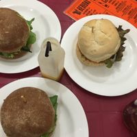 Hambúrgueres Frida e Olga benario  at Las Chicas Vegan in Belo Horizonte