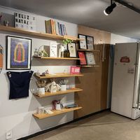 O espaço é pequeno mas bem ajeitado- lembre-se de pegar água no filtro próximo ao balcão   at Las Chicas Vegan in Belo Horizonte