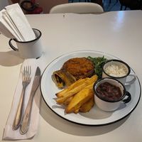 Arroz, feijão, burger de grão de bico e batata - acho que faltou uma saladinha   at Las Chicas Vegan in Belo Horizonte