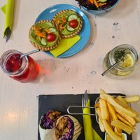 Gyroswrap mit Pommes und Zitronen-Thymian-Limo & Avocadotoast und Beerenlimo at Veggiezz - Am Salzgriess in Vienna