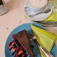 Vegane Linzertorte & Sojamilch-Cappuccino at Veggiezz - Am Salzgriess in Vienna