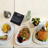 Farmers Dog, Lentil Salad and BBQ Burger at Veggiezz - Am Salzgriess in Vienna