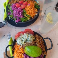 Gyros-Bowl und gemischter Salat mit Seitan-Gyros at Veggiezz - Am Salzgriess in Vienna