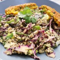 Quinoa Salat mit Grünkernbratling  at Veggiezz - Am Salzgriess in Vienna