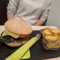 cheeseburger with extra avocado at Veggiezz - Am Salzgriess in Vienna