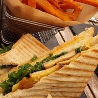 Sandwich with sweet potato fries at Veggiezz - Am Salzgriess in Vienna