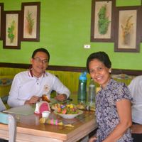 with my vegetarian friends at Buzzz Cafe in Tagbilaran