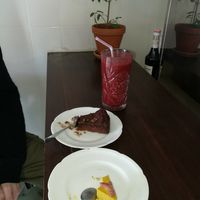 Smoothy and cake at Green Queen in Malmo