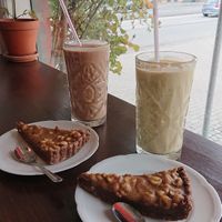 Hazelnut chocolate pie with smoothies at Green Queen in Malmo