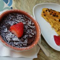 Mousse de chocolate y bizcocho de naranja at Dona Flor Cafe in Cascais