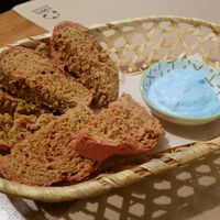 Beetroot bread with spirulina ali oli at Compost in Mallorca