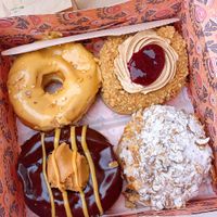 Bienenstich unten rechts war unfassbar gut!!  at Brammibal's Donuts - Maybachufer in Berlin