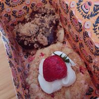 Strawberry shortcake (unten) at Brammibal's Donuts - Maybachufer in Berlin