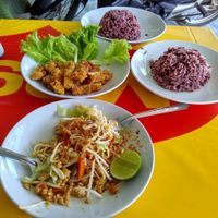 Pad Thai, Soya Chicken and Rice at Sankhongnoi Veggie in Chiang Rai