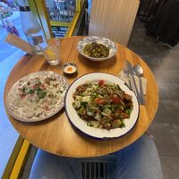 Ensalada y estofado de judias rojas at La Hummuseria in Madrid