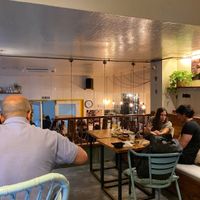 La sala su due livelli.... at La Hummuseria in Madrid