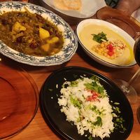 Estofado con arroz y hummus clásico at La Hummuseria in Madrid