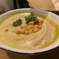 El sitio a mi gusto es muy lindo y tiene un ambiente que a lo personal me agrada, la comida siempre esta muy buena, sin duda no es la primera vez que he ido pero lo que si está cl at La Hummuseria in Madrid