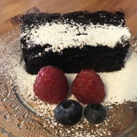 Bizcocho de chocolate y plátano at La Hummuseria in Madrid