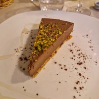 Torta di mousse al cioccolato, crumble e pistacchio at Mezzaluna in Turin