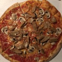 Pizza mit Champignons und veganem Geschnetzeltem at Galicia in Viernheim