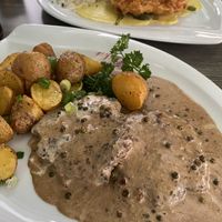 Vorne: Beyond Meat in Pfeffer-Rahm-Soße mit italienischen Bratkartoffeln.  at Galicia in Viernheim