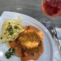 Veganes Knusperschnitzel mit Paprika-Rahmsoße und Tagliatelle 😍  at Galicia in Viernheim
