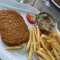 Veganes Schnitzel mit Pommes und Champignon Rahmsauce  at Galicia in Viernheim