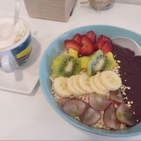 Açai bowl with seasonal fruit + oatmeal and a latté with soy milk at Milk Away in Sevilla