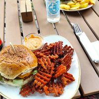 Vegan Cheeseburger und Süßkartoffeln-Gitter at Franz & Willi in Weimar