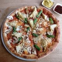 vegane Pizza mit Dips at Yummies in Hamburg