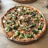 Vegane Pizza mit Brokkoli, Zwiebeln und Champignons.  at Yummies in Hamburg
