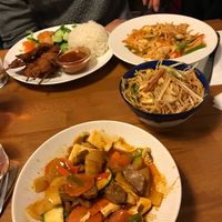 « Bœuf » sauce saté (7€50), nouilles sautées (6€50), nouilles Thailandaises (7€50), brochettes de « poulet » satay (9€) at Tien Hiang in Paris