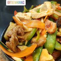 Plateau tofu, poulet et légumes sur plaque chauffante at Tien Hiang in Paris