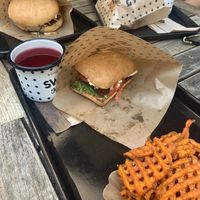 Chicago Edgy + Sweet Potato Fries at Swing Kitchen - Operngasse in Vienna