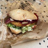 hamburguesas SÚPER RICAS😍  at Swing Kitchen - Operngasse in Vienna