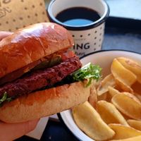 Swing burger e farm fries. at Swing Kitchen - Operngasse in Vienna