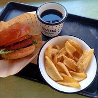 Swing burger e farm fries. at Swing Kitchen - Operngasse in Vienna