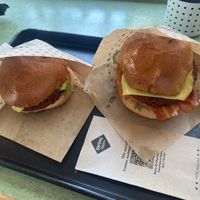 Classic Cheeze (links) und Big Bacon Burger (rechts)  at Swing Kitchen - Operngasse in Vienna