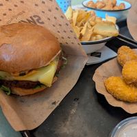 Chilli cheese burger, nuggets, and home fries at Swing Kitchen - Operngasse in Vienna