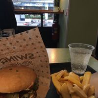 Swing Burger Combo mit Fritten und Holunder Soda at Swing Kitchen - Operngasse in Vienna