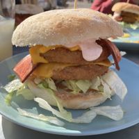 Hamburguesa doble con bacon y salsa veganos  at Ruta 42 in Lhospitalet De Llobregat