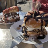 Donuts veganos rellenos de nutella, cereales, sirope…  at Ruta 42 in Lhospitalet De Llobregat