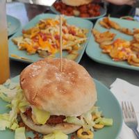 Burger "Rodeo" y patatas "Ruta vegana" at Ruta 42 in Lhospitalet De Llobregat