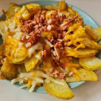 Patates amb formatge i bacon at Ruta 42 in Lhospitalet De Llobregat